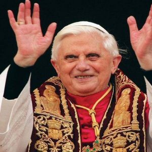 Papa Benedict al XVI-lea aterizează pe Twitter, iar hashtag-ul #ilPapaSuTwitter este deja un cult