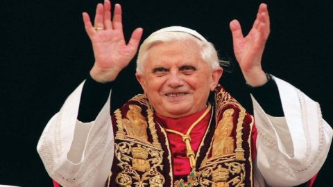 Папа Бенедикт XVI попал в Твиттер, а хэштег #ilPapaSuTwitter уже стал культовым.