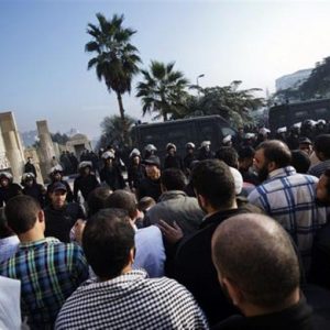 Egypt: protests flare up, Morsi flees the presidential palace