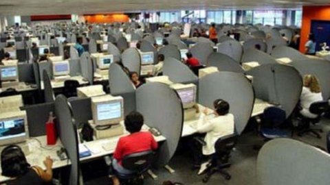 Call center: il piano del governo per riportarli in Italia