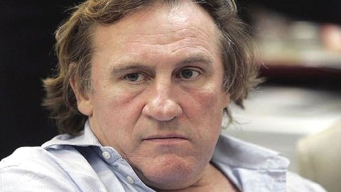 Hollande fa la prima vittima eccellente: Depardieu vende proprietà da 50 milioni e scappa in Belgio