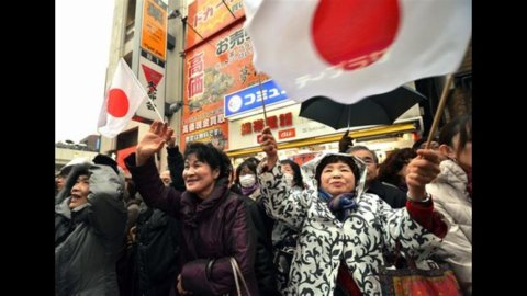 日本大选：民族主义者安倍晋三成为新首相