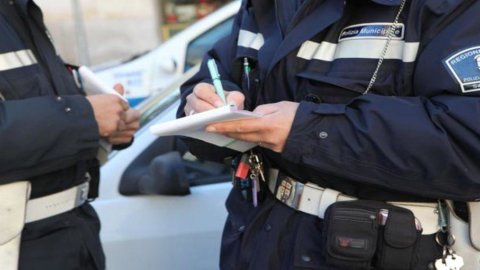 Auto: Doppelte Geldstrafen und Führerscheinentzug für diejenigen, die ihr Handy während der Fahrt benutzen. Folgendes wird sich ändern