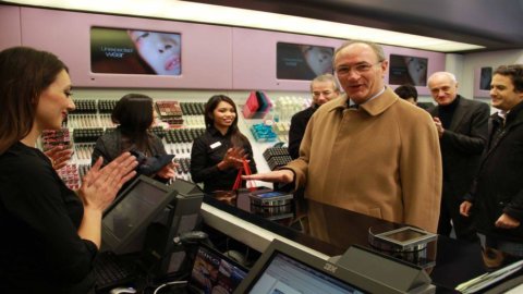 UniCredit erfindet Papillon, die erste berührungslose biometrische Zahlung: Zum Bezahlen genügt es, die Hand auszustrecken