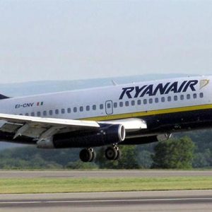 Ryanair, utile ok ma stime al ribasso