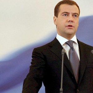 Cipro salva, Mosca furibonda. Medvedev: “Continuano a rubare”