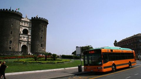 Naples, le chaos des transports en commun. Bus à l'arrêt : « En panne de diesel »