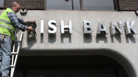 Irlandia melikuidasi bank krisis