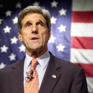 Usa-Iran, storica stretta di mano tra Kerry e Zarif: accordo sul nucleare possibile entro un anno