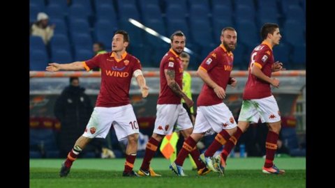 ŞAMPİYONA - Juve, Şampiyonlar Ligi'ndeki çabanın bedelini ödüyor ve Totti, galibiyeti Roma'ya vererek onları cezalandırıyor.