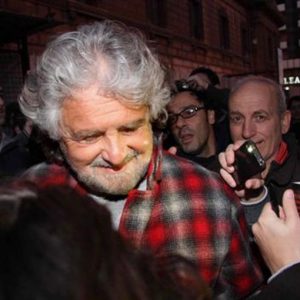 Bersani apre, Grillo chiude: “Sei un morto che parla, il Movimento 5 Stelle non vota la fiducia”