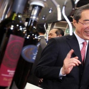 هونغ كونغ ، هنري تانغ يشرب النبيذ في مزاد