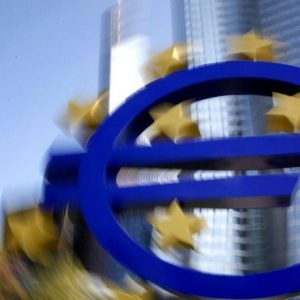 Il dollaro re dei mercati e le Borse scommettono sul taglio dei tassi della Bce