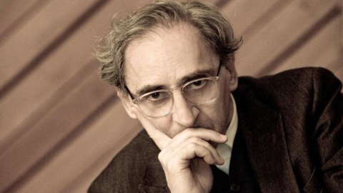 Battiato ショック: 「イタリアでは、議会でのふしだらな女」. ボルドリーニが立ち上がる：「それは許されるべきではない」