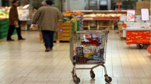 Spesa al supermercato immagine di repertorio