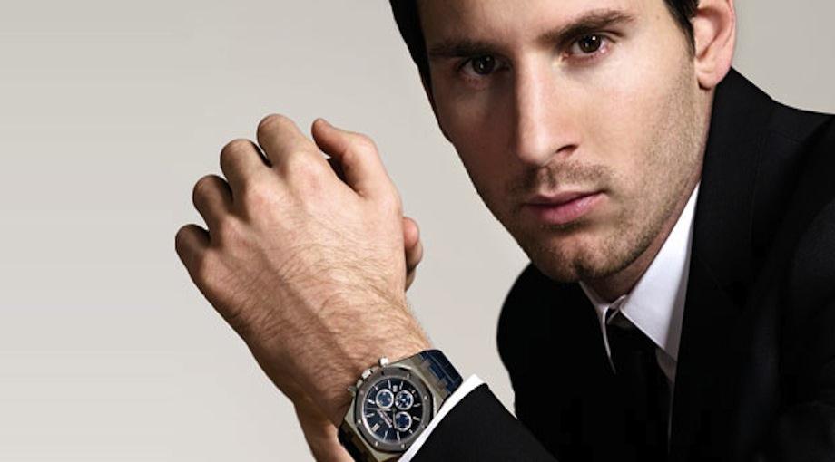 Я посмотрел на часы было уже. Часы Лео Месси. Audemars Piguet Leo Messi. Часы Лионеля Месси. Мужчина с часами на руке.