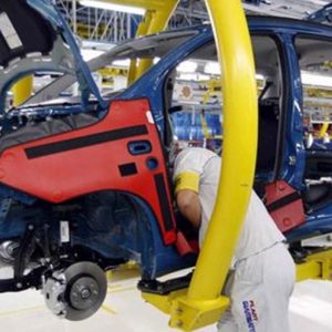 Istat: cae la producción industrial, -3,8% en febrero