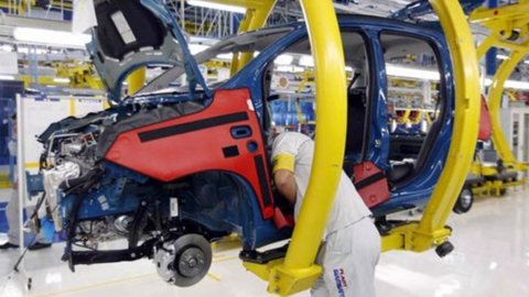 Istat: cade la produzione industriale, a febbraio -3,8%