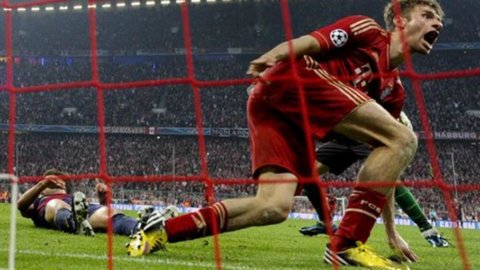 CHAMPIONS LEAGUE – Il Bayern mortifica il Barcellona (4-0) ma ci sono due errori arbitrali