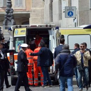 キージ宮殿前で銃撃：カラビニエリ２人が負傷、カラブリア人の男（４９）が逮捕
