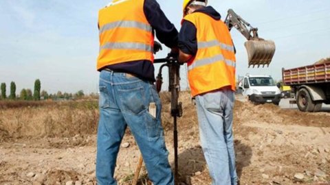 Lavoro, Istat: anche a marzo retribuzioni ferme su mese, +1,4% su anno