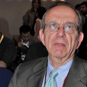 Ue, Padoan: l’Italia non metterà in discussione il deficit al 3%