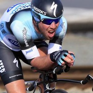 Giro, primo acuto di Cavendish: a Napoli è sua la prima maglia rosa