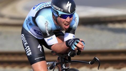 Giro, primul acut de Cavendish: la Napoli primul tricou roz este al lui