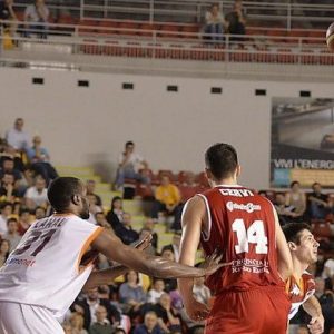 BASKETBALL - In den Playoffs die Bestätigung von Sassari (der Cantù schlägt) und die Überraschung von Reggio Emilia in Rom