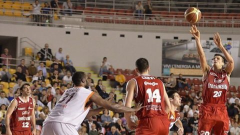 BASKETBALL - In den Playoffs die Bestätigung von Sassari (der Cantù schlägt) und die Überraschung von Reggio Emilia in Rom