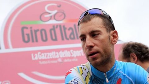 Even today Wiggins wobbles, but in the end he arrives with Nibali