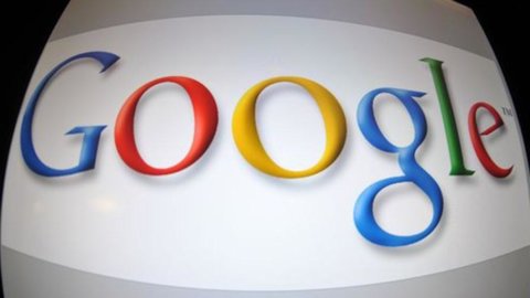 グーグル、株価が初めて900ドルを超える