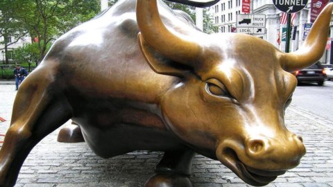 In Borsa si scatena il Toro: Piazza Affari guadagna il 2,1% mentre euro e Bot scendono ai minimi