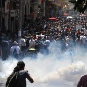 Türkiye, la ola de protestas provoca el colapso de la bolsa y la moneda