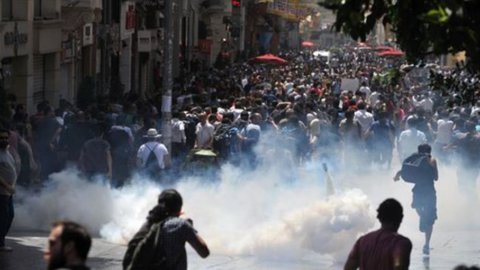 Türkiye, protesto dalgası borsa ve para biriminin çökmesine neden oluyor