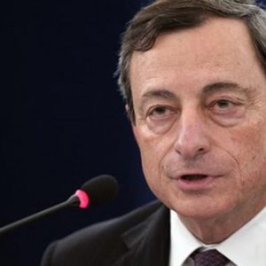 Bce, Draghi: tassi fermi, ripresa a fine anno
