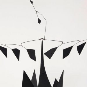 Alexander Calder und die in Riehen ausgestellten „Mobiles“.