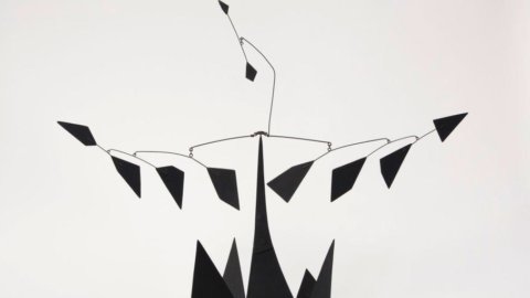 Alexander Calder 和在 Riehen 展出的“手机”