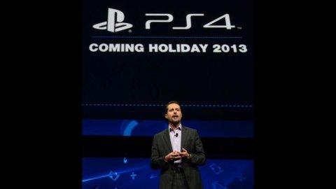 Sony launches the Playstation 4: it comes out before Christmas and costs 100 euros less than Microsoft's Xbox One