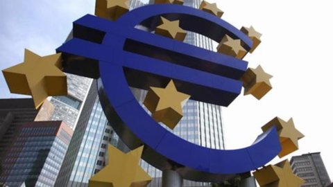 Draghi melampaui ekspektasi: lebih banyak Qe dan penurunan suku bunga