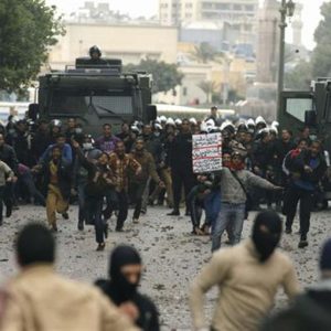 مصر: لا تزال التوترات بعد عام من انتخاب مرسي. وانقطاع بين الرايس والجيش