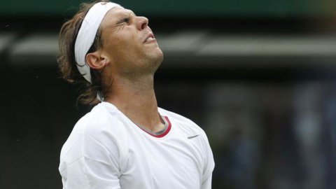 Wimbledon, pronti via e subito il primo choc: Nadal fuori. Federer facile, oggi in campo Djokovic