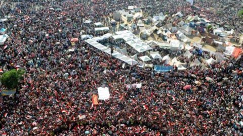 مصر، الٹی میٹم ختم۔ مرسی استعفیٰ نہیں دیتے اور مخلوط حکومت کی تجویز دیتے ہیں۔