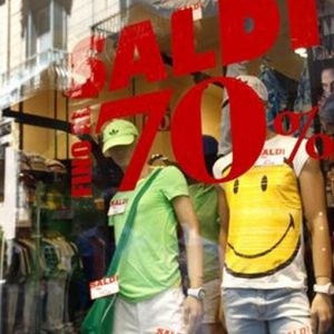 Saldi: il rush estivo parte domani, ma spenderemo meno di 100 euro a testa