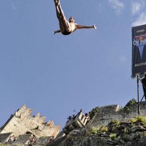 Red Bull Cliff Diving, das erste Mal von Frauen und einem Italiener