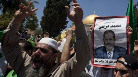 Египет, полиция открыла огонь по сторонникам Мурси: 120 погибших