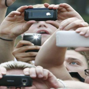Foto, smartphone membunuh pasar kompak digital