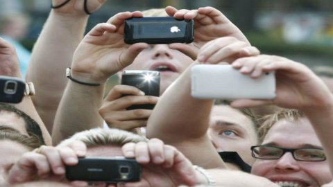 Fotografie, smartphone-urile distrug piața compactă digitală