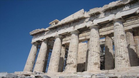 Grecia, finanzieri in spiaggia: un esercizio turistico su due evade