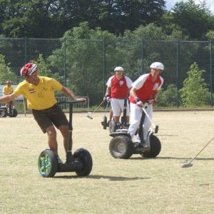 イギリス、馬の代わりに電動戦車でポロ競技